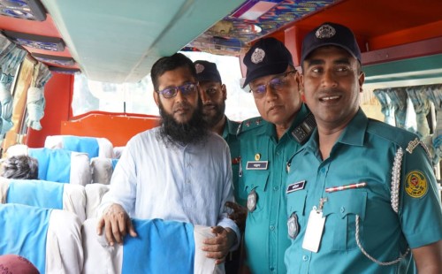 যাত্রীবাহী বাস থেকে স্বর্ণের বারসহ চোরাকারবারি আটক 