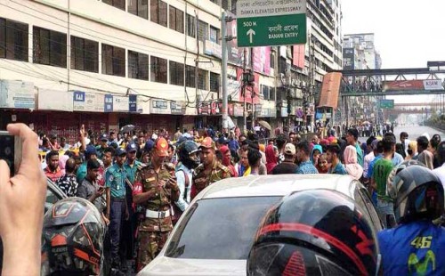 সড়ক থেকে সরে গেলেন শ্রমিকরা, যান চলাচল স্বাভাবিক 
