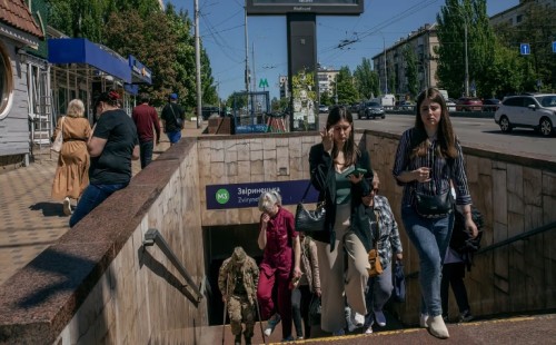 যুদ্ধে যোগ দিতে জোর, পালিয়ে বেড়াচ্ছেন ইউক্রেনের পুরুষরা 