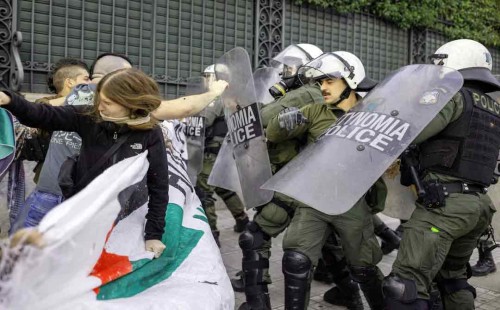 গ্রিসে পুলিশ-ফিলিস্তিনপন্থি বিক্ষোভকারী সংঘর্ষ 