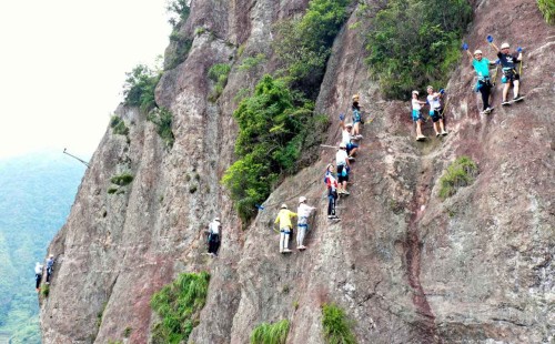 ঝুলন্ত অবস্থায় দুর্গম পর্বতে এক ঘণ্টা আটকা! 