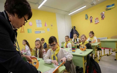 ইউক্রেনে প্রথম ভূগর্ভস্থ স্কুলে ক্লাস করে উচ্ছ্বসিত শিক্ষার্থীরা 