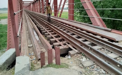 রেলসেতুতে গাছ ও বাঁশ দিয়ে জোড়াতালি 