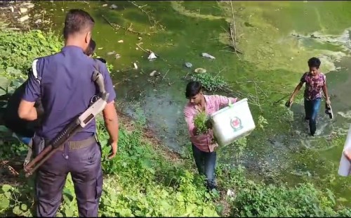 প্রকাশ্য দিবালোকে কেন্দ্রে ঢুকে ব্যালটবক্স ছিনতাই 