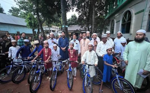 একটানা ৪০ দিন জামাতে নামাজ আদায় করে সাইকেল পুরস্কার পেল ৩৮ কিশোর 