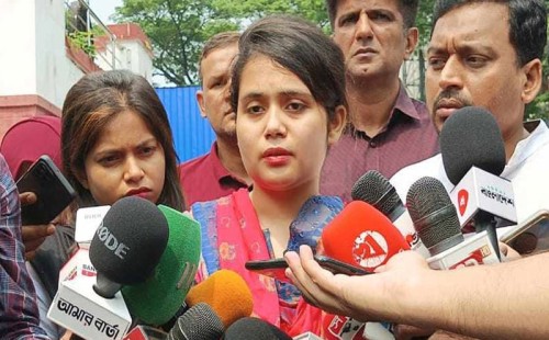 আমি বাবাকে শেষবারের মতো ছুঁয়ে দেখতে চাই 