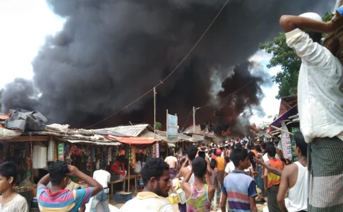 রোহিঙ্গা ক্যাম্পে লাগা আগুন নিয়ন্ত্রণে 