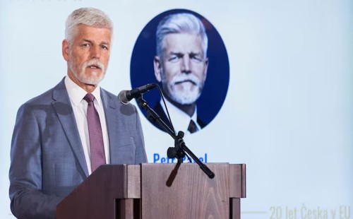 মোটরবাইক চালাতে গিয়ে চেক প্রেসিডেন্ট আহত 