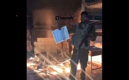 গাজায় কোরআন পোড়াচ্ছেন ইসরায়েলি সেনারা 
