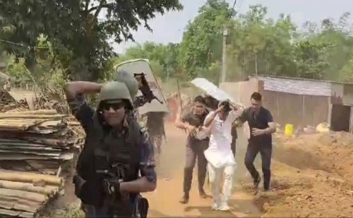 জনতার পাথর নিক্ষেপ, দৌড়ে পালালেন বিজেপি প্রার্থী 