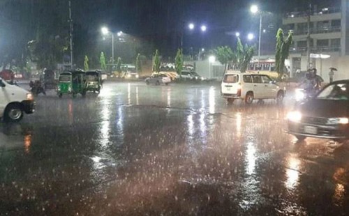 রেমালের প্রভাবে রাজধানীতে বৃষ্টি 