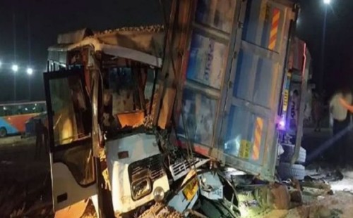 ভারতে গভীর রাতে সড়ক দুর্ঘটনা, নিহত অন্তত ১১ 