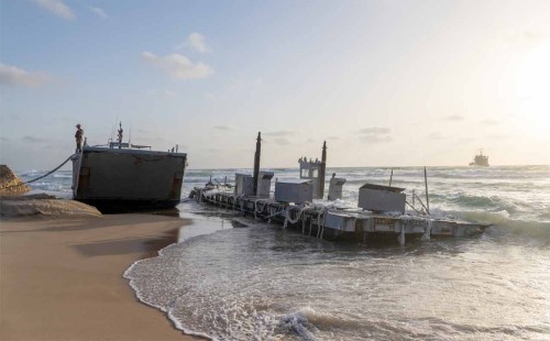 গাজায় ভেঙে পড়েছে যুক্তরাষ্ট্রের অস্থায়ী সমুদ্রবন্দর 