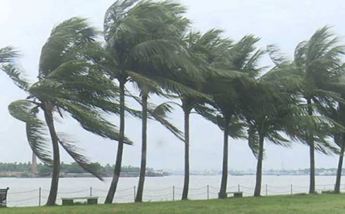 আজ দুপুর ১টার মধ্যে ৬০ কিমি বেগে ঝড় হতে পারে যেসব জেলায় 