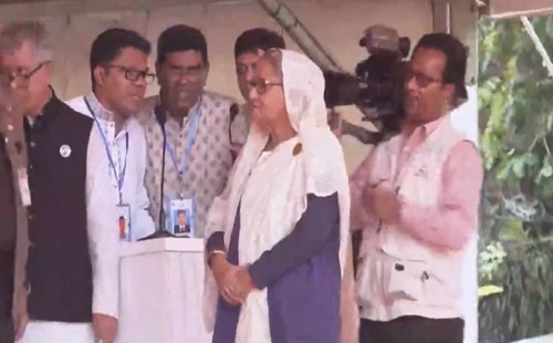 পটুয়াখালী পৌঁছে ত্রাণ বিতরণ করলেন প্রধানমন্ত্রী 