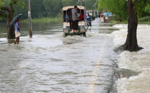 সিলেটে ধীর গতিতে নামছে বন্যার পানি 