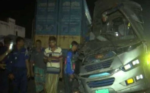 বগুড়ায় বাস-কাভার্ডভ্যান সংঘর্ষে নিহত ৪ 