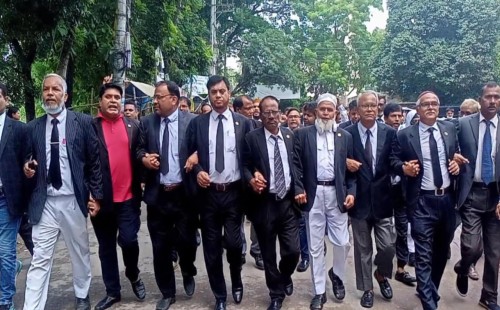 অসহ‌যোগ আন্দোলনের সমর্থনে টাঙ্গাইলে আইনজী‌বীদের মি‌ছিল 