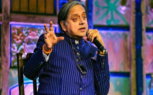 হাসিনাকে আশ্রয় দেওয়া সঠিক কাজ: শশী থারুর 