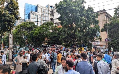 ছাত্র-জনতার দখলে ধানমন্ডি ৩২ নম্বর 