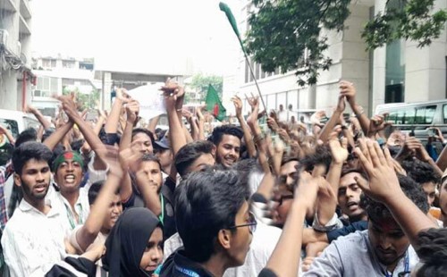 সচিবালয়ে ঢুকে শিক্ষার্থীদের বিক্ষোভ 