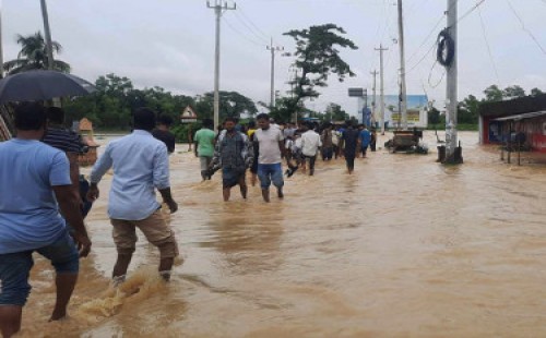 বন্যায় বিদ্যুৎহীন অন্তত ১১ লাখ গ্রাহক 