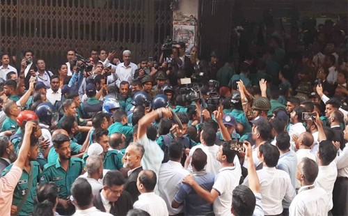 এবার ইনুর গায়ে ডিম-জুতা নিক্ষেপ 