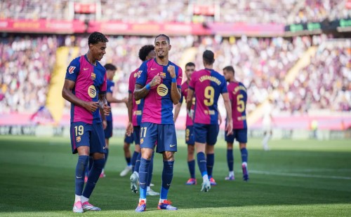 রাফিনিয়ার হ্যাটট্রিকে বার্সার ৭ গোলের জয় 