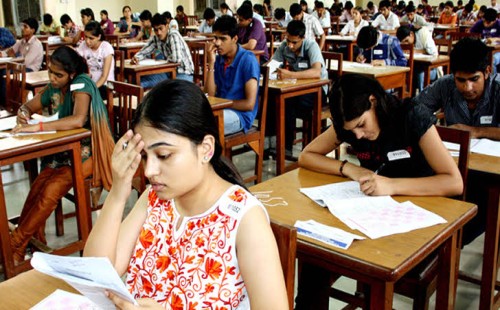 বারবার শিক্ষাক্রমে পরিবর্তন, চাপে শিক্ষার্থীরা 