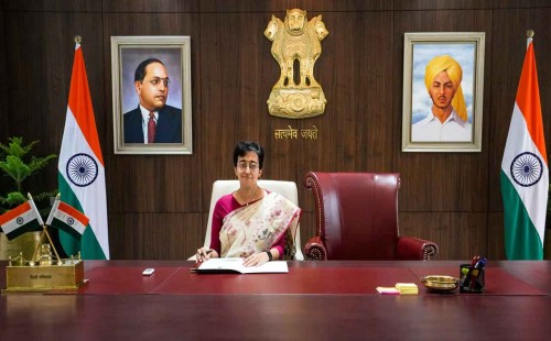 মুখ্যমন্ত্রীর দায়িত্ব নিলেন অতিশি মারলেনা 