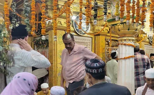 দিল্লিতে নিজাম উদ্দিন আউলিয়ার দরগাহে দেখা গেল শামীম ওসমানকে 