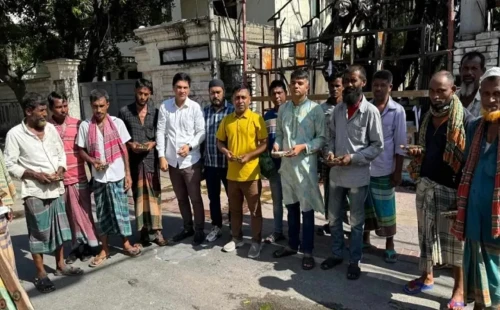 শেখ হাসিনার জন্মদিনে গরিব ও দুস্থদের মাঝে খাবার বিতরণ 