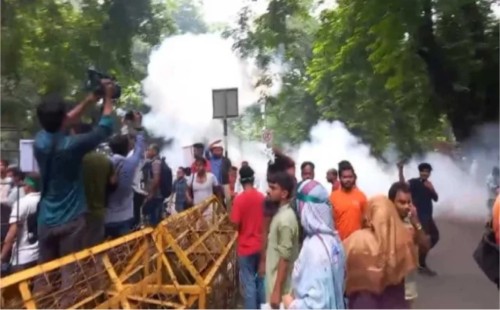 চাকরিপ্রত্যাশীদের ওপর পুলিশের সাউন্ড গ্রেনেড ও টিয়ারশেল নিক্ষেপ 