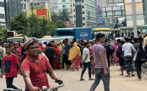 কুড়িলে পোশাকশ্রমিকদের দুই ঘণ্টা সড়ক অবরোধ, যানজট 