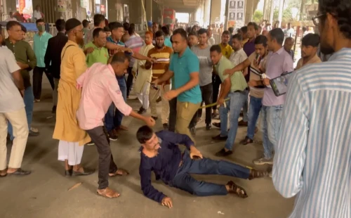 প্রেসক্লাবের সামনে আ.লীগ-বিএনপির পাল্টাপাল্টি ধাওয়া 