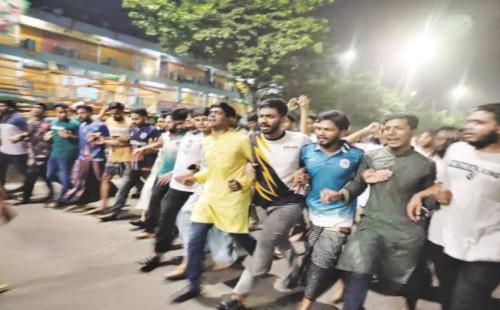 মধ্যরাতে ঢাকা কলেজে বিক্ষোভ 