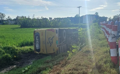 চট্টগ্রামে বাস খাদে পড়ে নিহত ১, আহত ২০ 