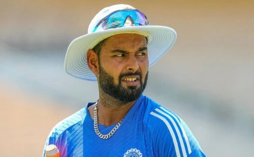 রিশাভ পান্তকে নিয়ে তিন ফ্র্যাঞ্চাইজির ত্রিমুখী লড়াই 