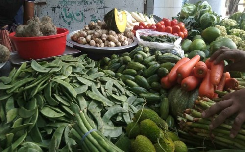 বাজারে সেঞ্চুরি হাঁকিয়েছে একাধিক সবজি 