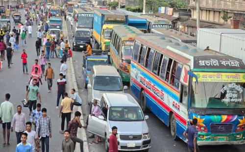 শ্রমিক বিক্ষোভে অচল মহাসড়ক 
