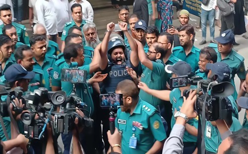 আদালত প্রাঙ্গণে জোরালো কণ্ঠে সোলায়মান সেলিমের ‘জয় বাংলা’ স্লোগান 