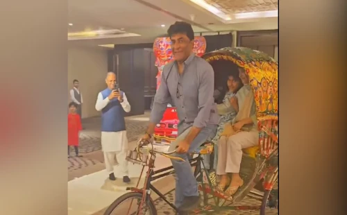 স্ত্রীসহ ঢাকায় রিকশা চালালেন পাকিস্তানের হাইকমিশনার 