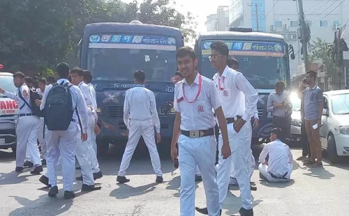 রেসিডেনসিয়াল কলেজের শিক্ষার্থীদের সড়ক অবরোধ 