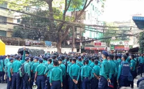 তিতুমীর কলেজের সামনে পুলিশ মোতায়েন 