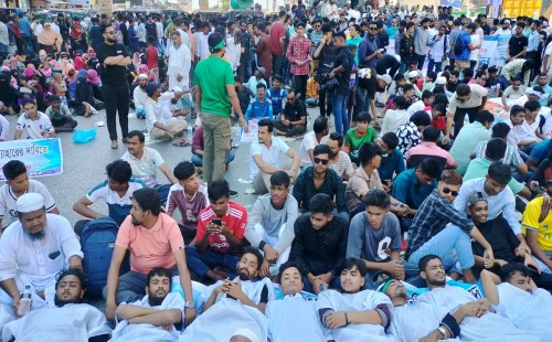 কাফনের কাপড় পরে কক্সবাজারে সেন্ট মার্টিনবাসীর সড়ক অবরোধ 