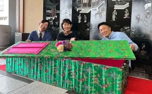 মৃত্যুর অভিজ্ঞতা নিতে জাপানে ‘কফিন ক্যাফে’! 