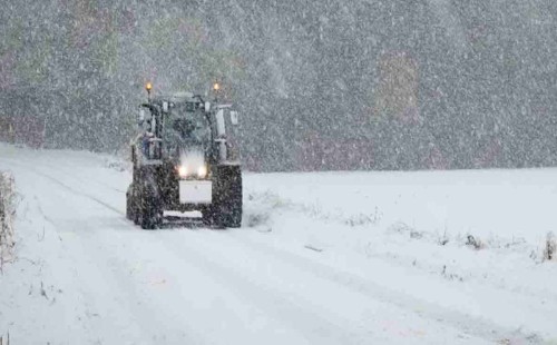 তুষারঝড়ে বিপর্যস্ত যুক্তরাজ্য, বহু ফ্লাইট বাতিল 