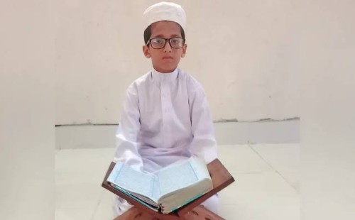 ৮ মাসে হাফেজ হলেন ৮ বছরের শিশু ওমর 