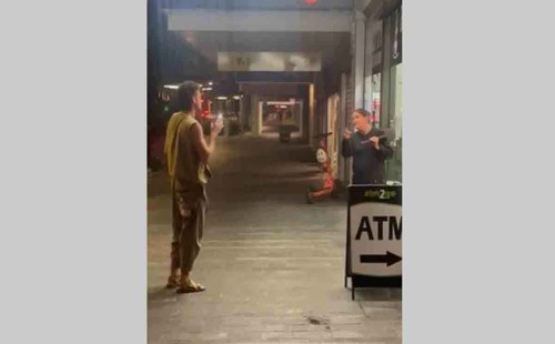 দুই ইসরায়েলিকে দোকান থেকে খেদালেন নারী 