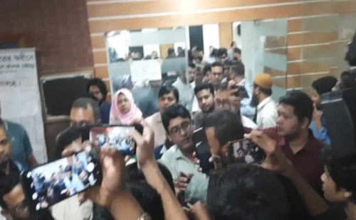 সাংবাদিকদের ওপর চড়াও হলেন ন্যাশনাল মেডিকেলের শিক্ষার্থী-ডাক্তাররা 